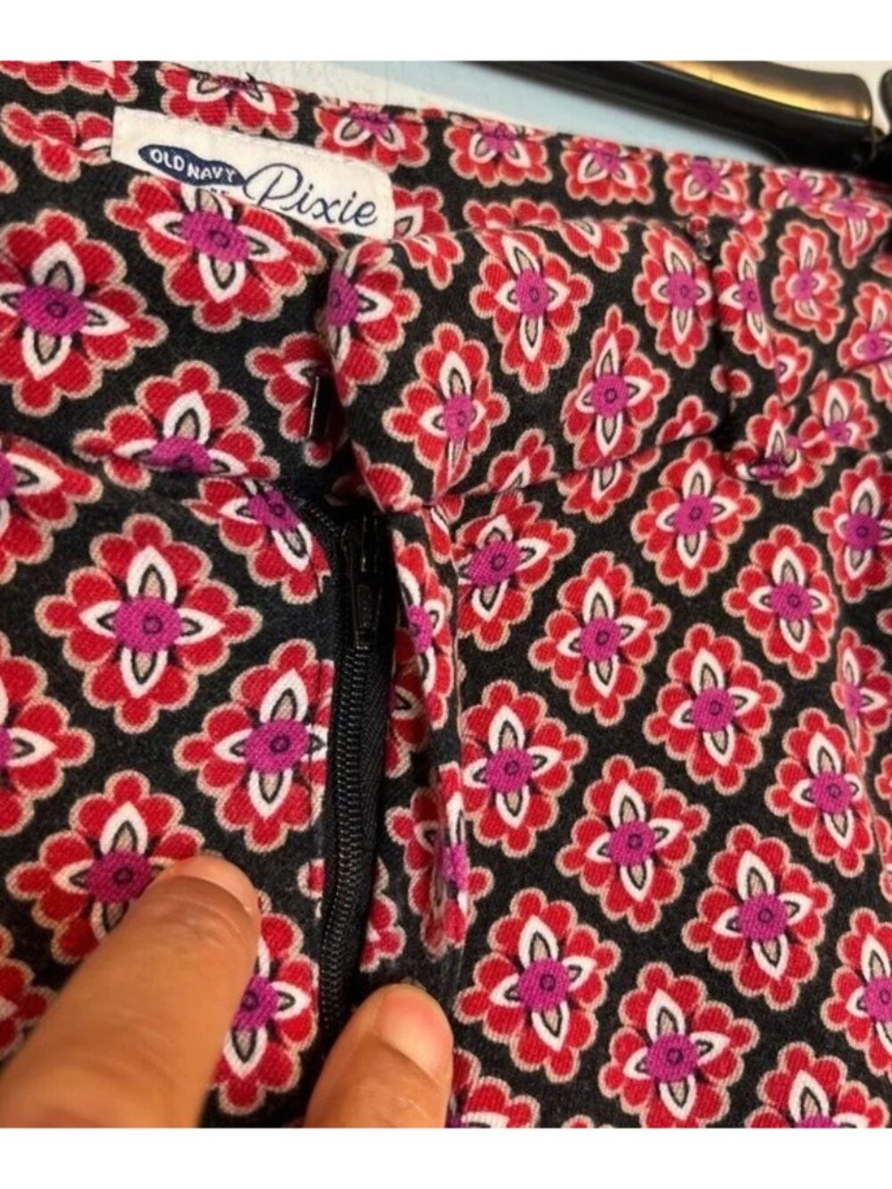 Old Navy Women's Floral Pattern Stretchy Ankle Pants Black And Red Size M - Picture 8 of 11